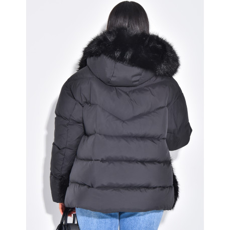 Doudoune courte matelassée à fourrure et capuche