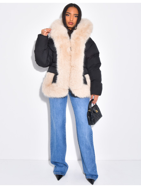 Kurze, wattierte Daunenjacke mit Fellbesatz und Kapuze