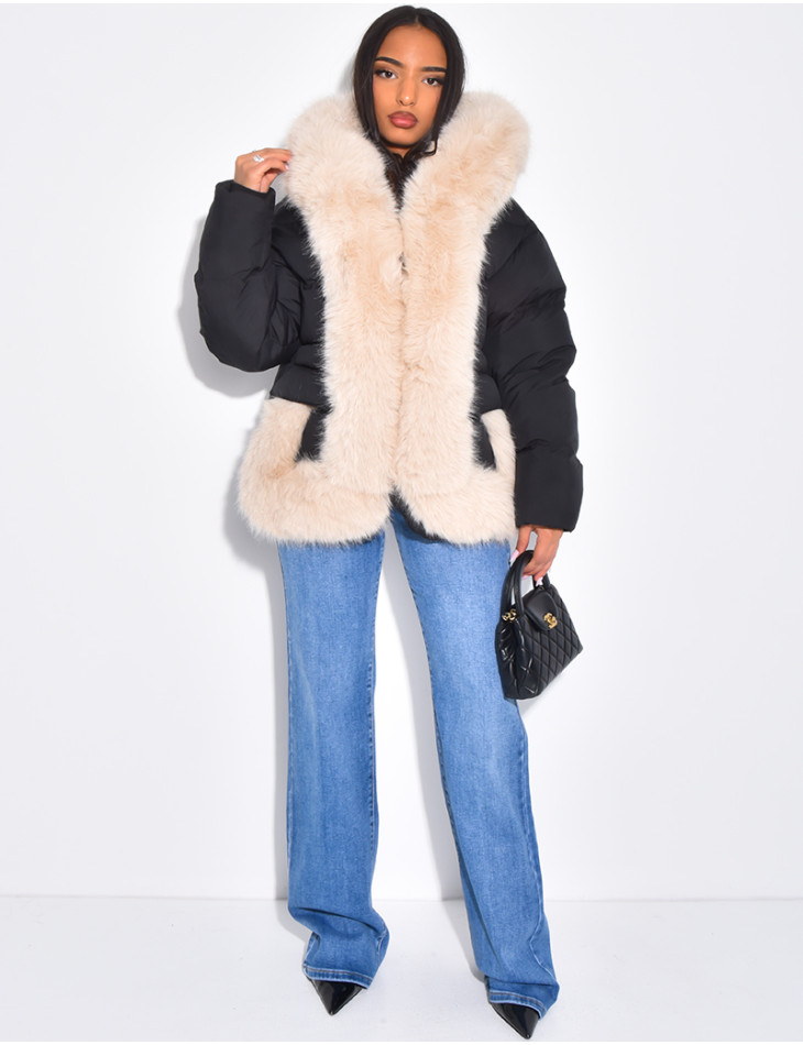 Kurze, wattierte Daunenjacke mit Fellbesatz und Kapuze