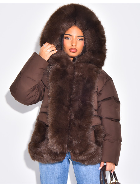 Kurze, wattierte Daunenjacke mit Fellbesatz und Kapuze