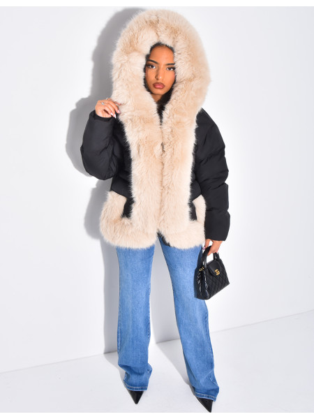 Kurze, wattierte Daunenjacke mit Fellbesatz und Kapuze