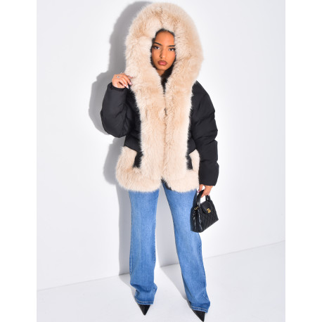 Kurze, wattierte Daunenjacke mit Fellbesatz und Kapuze