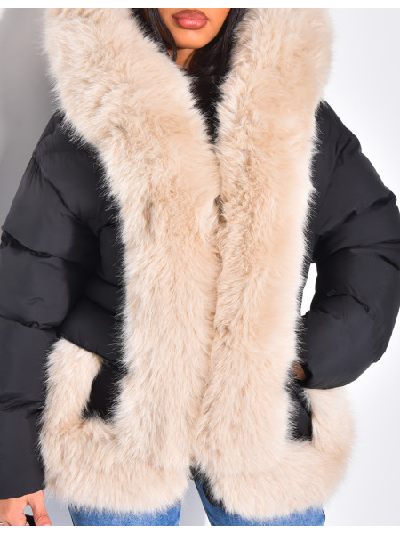 Kurze, wattierte Daunenjacke mit Fellbesatz und Kapuze