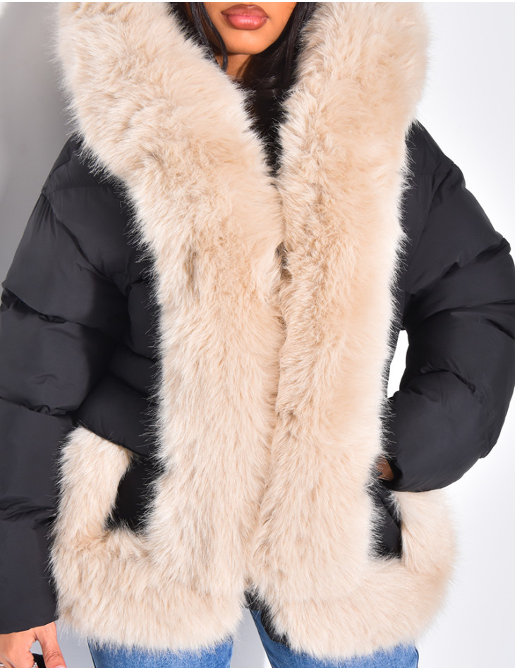 Kurze, wattierte Daunenjacke mit Fellbesatz und Kapuze