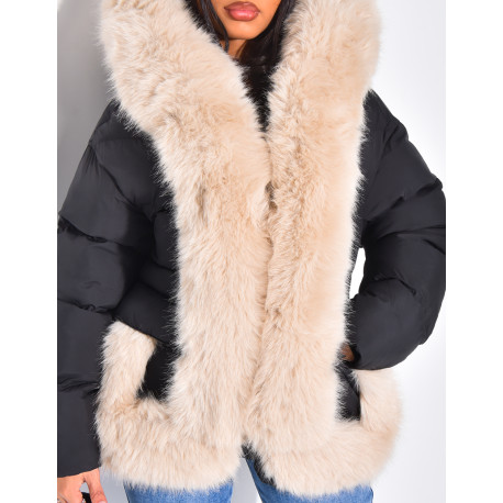 Kurze, wattierte Daunenjacke mit Fellbesatz und Kapuze