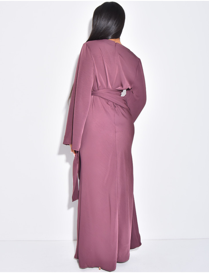 Longue robe en satin premium à nouer à la taille