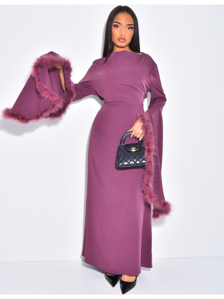 Robe longue à nouer dans le dos ornée de plumes sur les manches