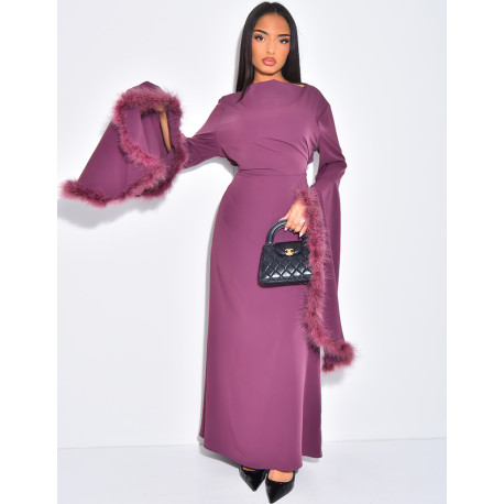 Robe longue à nouer dans le dos ornée de plumes sur les manches