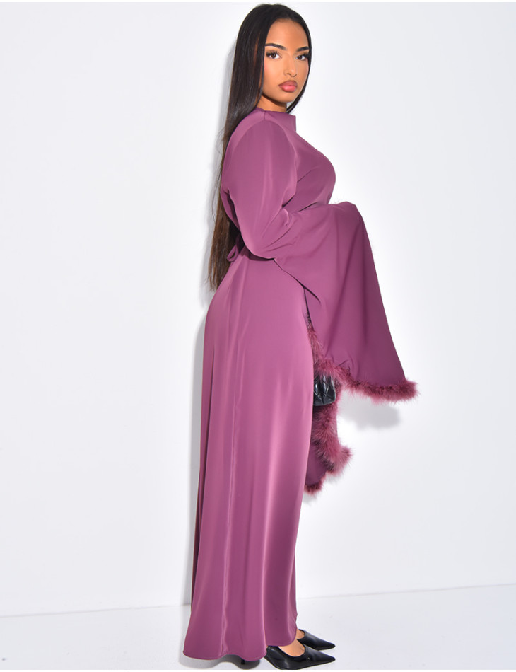 Robe longue à nouer dans le dos ornée de plumes sur les manches