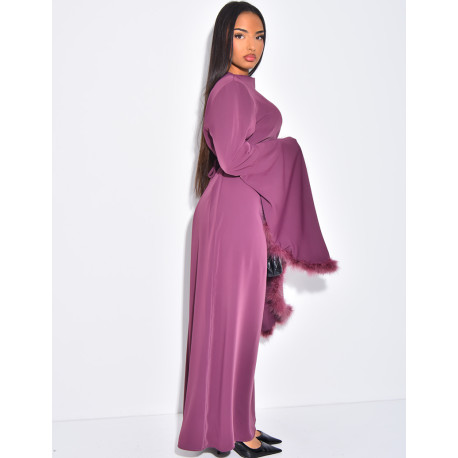 Robe longue à nouer dans le dos ornée de plumes sur les manches