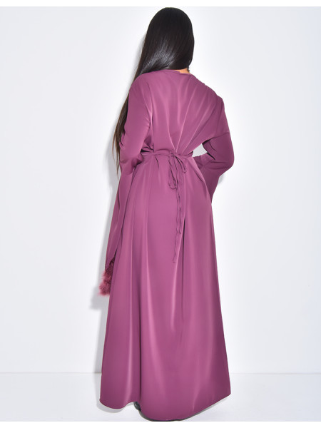 Robe longue à nouer dans le dos ornée de plumes sur les manches