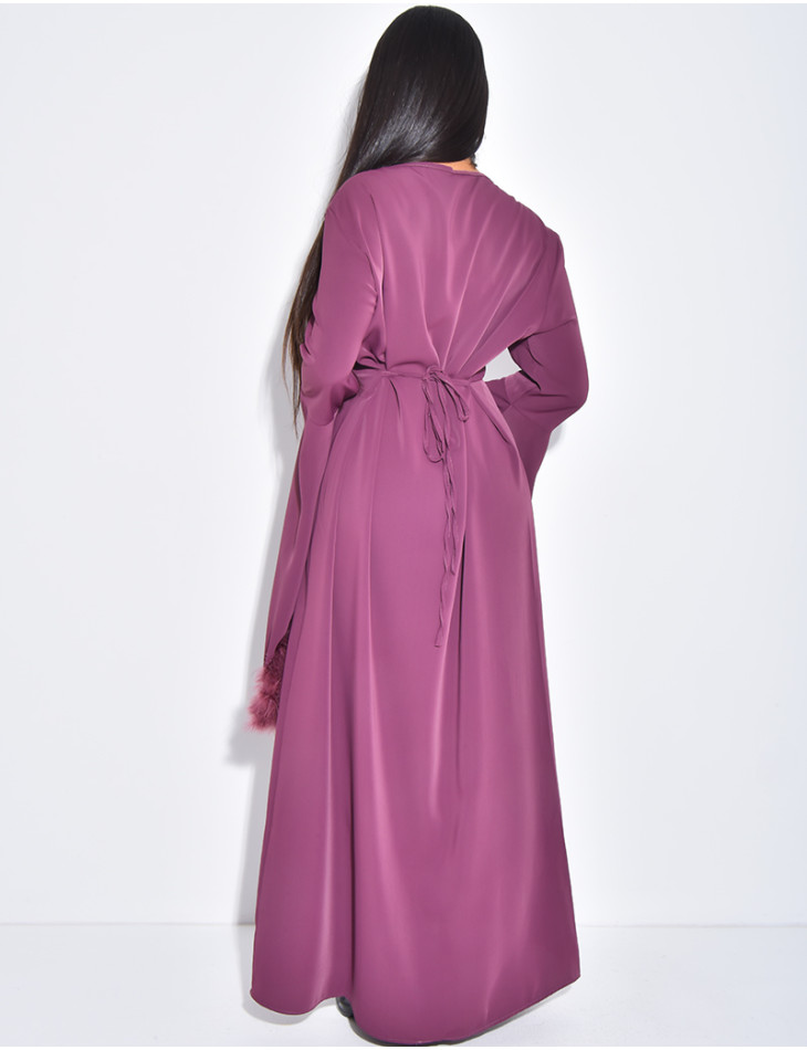 Robe longue à nouer dans le dos ornée de plumes sur les manches