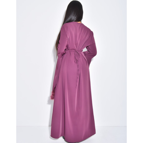 Robe longue à nouer dans le dos ornée de plumes sur les manches