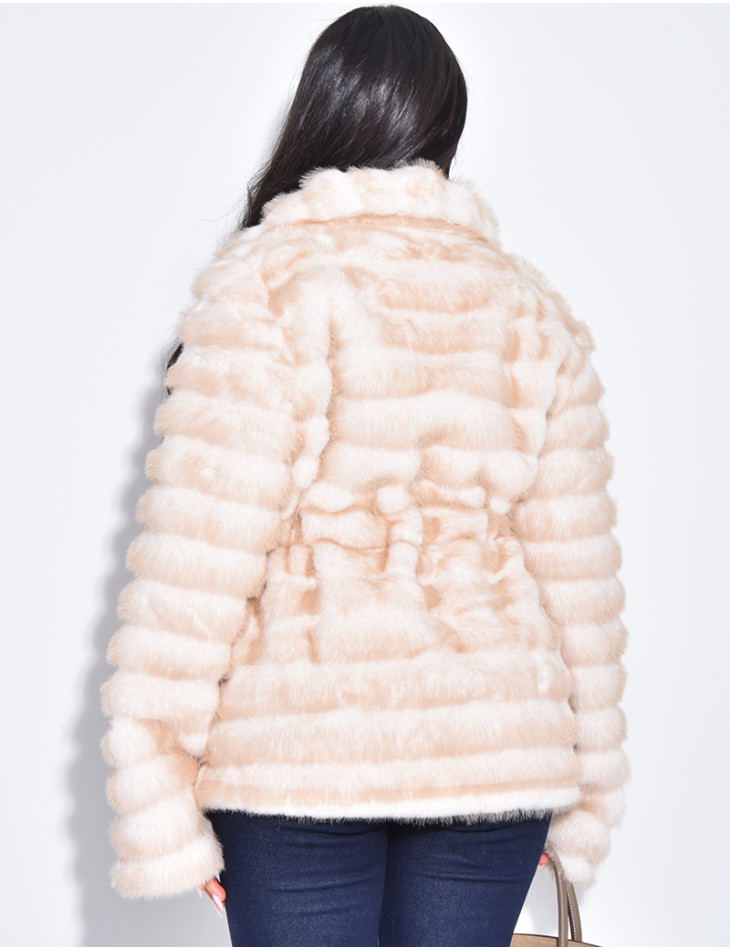 Manteau court en fausse fourrure à ceinture assortie