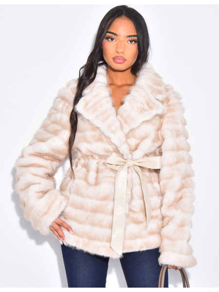Manteau court en fausse fourrure à ceinture assortie
