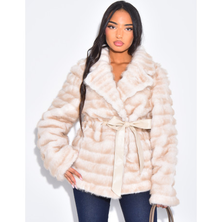 Manteau court en fausse fourrure à ceinture assortie