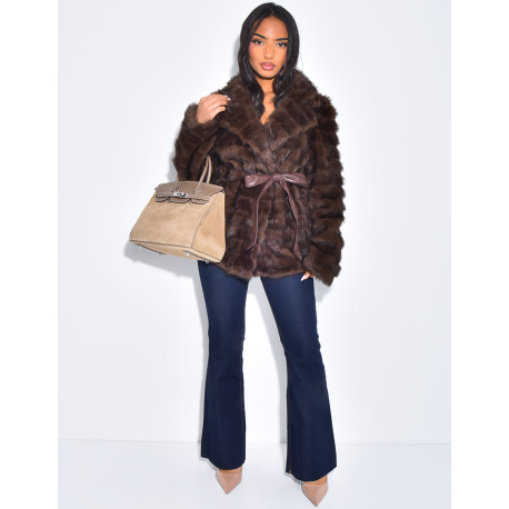 Manteau court en fausse fourrure à ceinture assortie