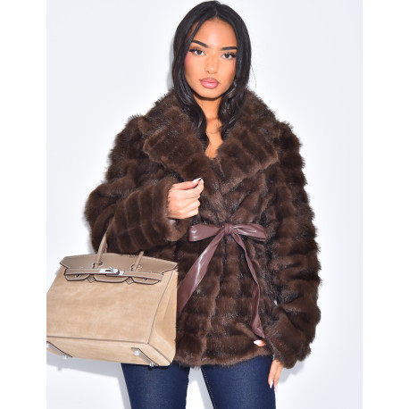 Manteau court en fausse fourrure à ceinture assortie