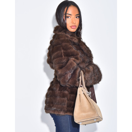 Manteau court en fausse fourrure à ceinture assortie