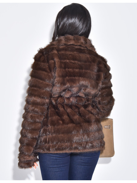 Manteau court en fausse fourrure à ceinture assortie