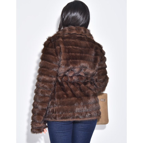 Manteau court en fausse fourrure à ceinture assortie