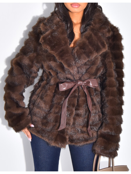 Manteau court en fausse fourrure à ceinture assortie