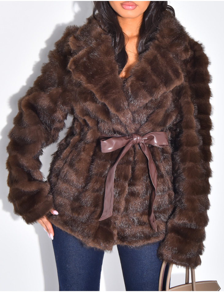Manteau court en fausse fourrure à ceinture assortie