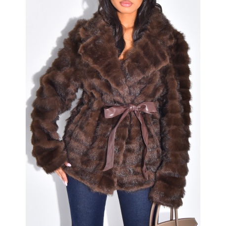 Manteau court en fausse fourrure à ceinture assortie
