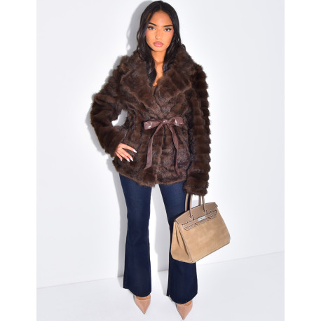 Manteau court en fausse fourrure à ceinture assortie