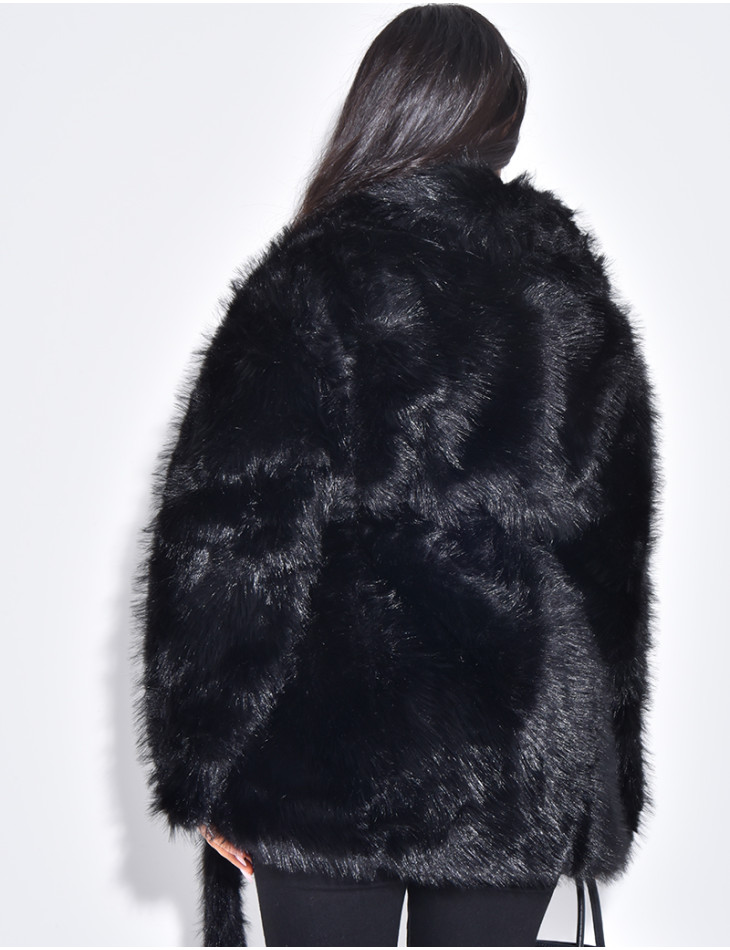 Manteau mi-long en fausse fourrure à ceinture