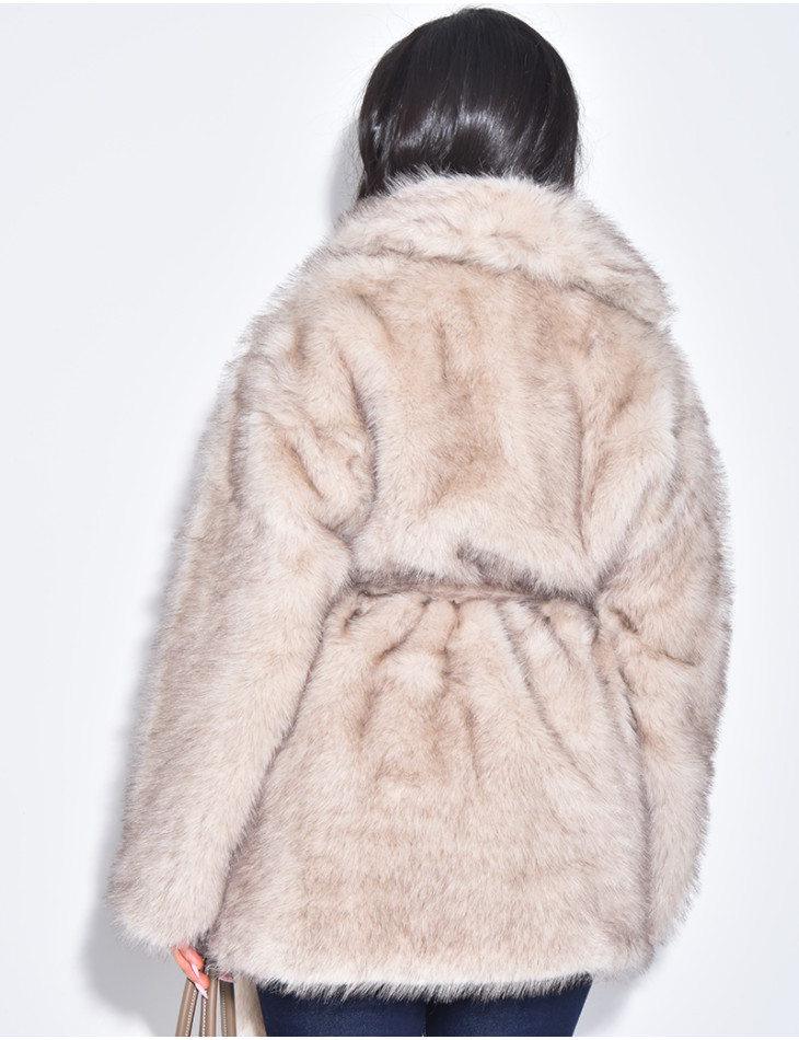 Halblanger Mantel aus Kunstfell mit Gürtel