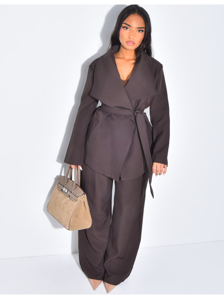 Set aus drapiertem Blazer zum Binden und gerader Hose