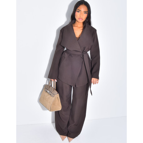 Set aus drapiertem Blazer zum Binden und gerader Hose