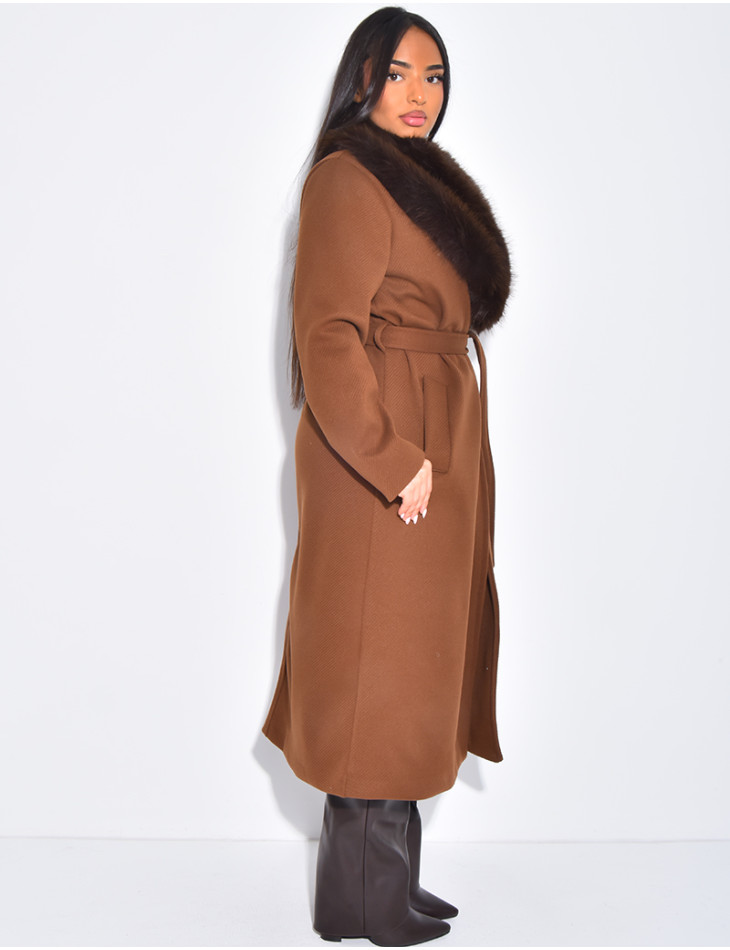 Manteau long et texturé en feutrine à col en fourrure