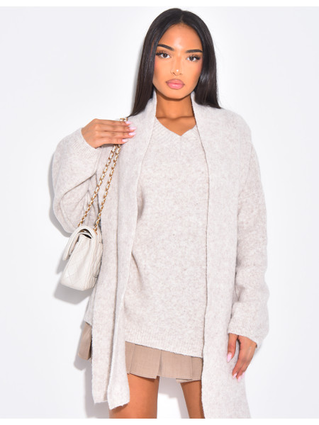 Pull en laine col v assorti d'une écharpe