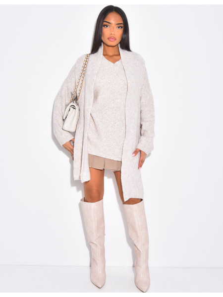 Pull en laine col v assorti d'une écharpe