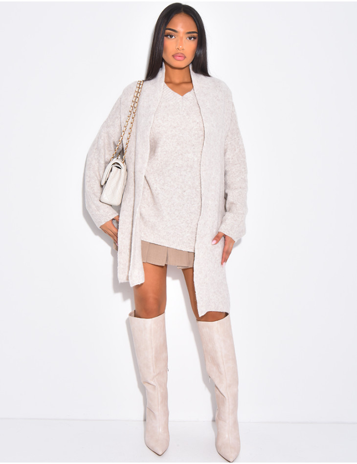 Pull en laine col v assorti d'une écharpe