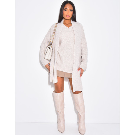 Pull en laine col v assorti d'une écharpe