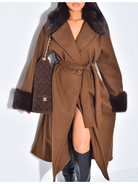 Langer Mantel aus Filz mit Kragen und Manschetten aus Kunstfell