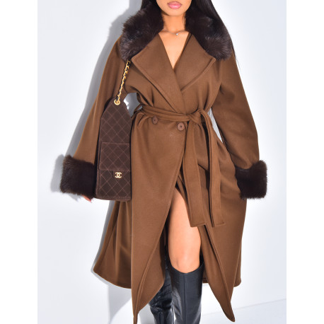 Langer Mantel aus Filz mit Kragen und Manschetten aus Kunstfell