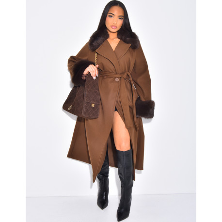 Langer Mantel aus Filz mit Kragen und Manschetten aus Kunstfell