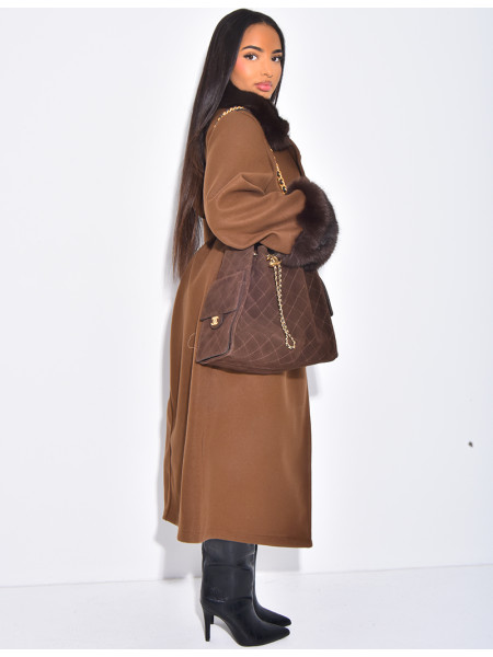 Langer Mantel aus Filz mit Kragen und Manschetten aus Kunstfell