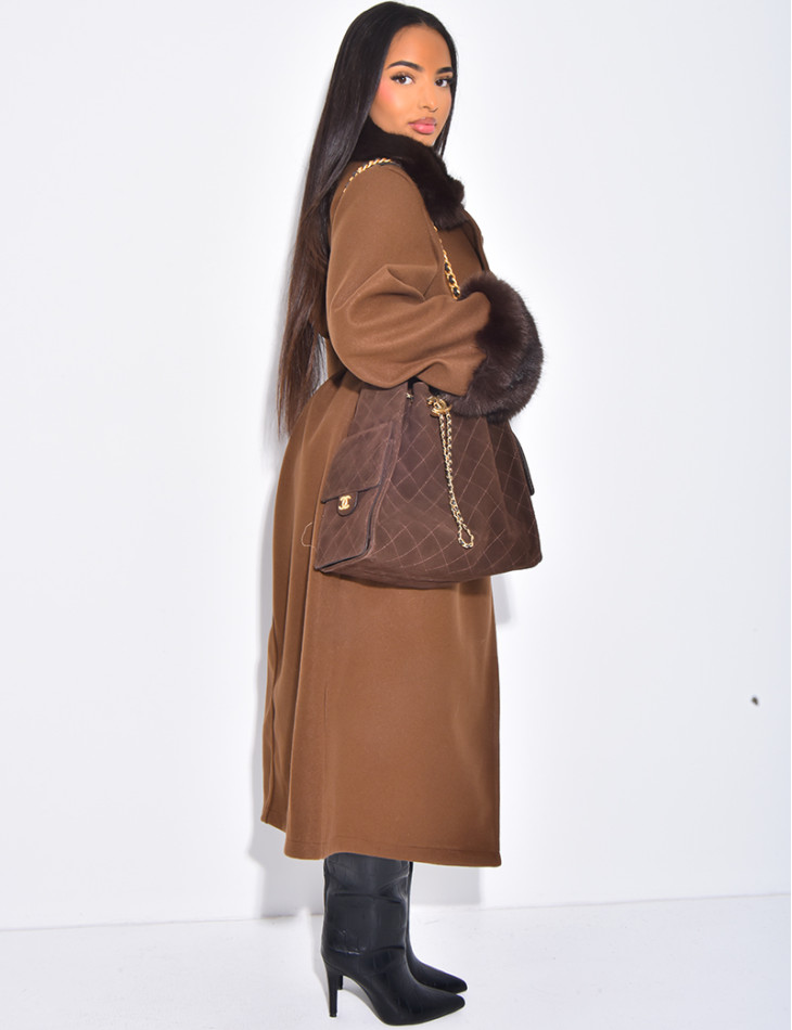 Langer Mantel aus Filz mit Kragen und Manschetten aus Kunstfell