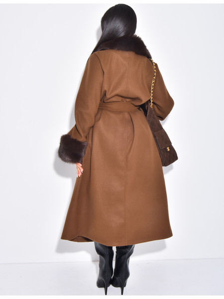 Langer Mantel aus Filz mit Kragen und Manschetten aus Kunstfell