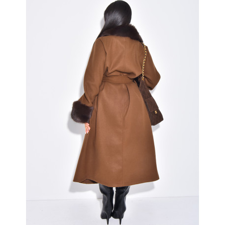 Langer Mantel aus Filz mit Kragen und Manschetten aus Kunstfell