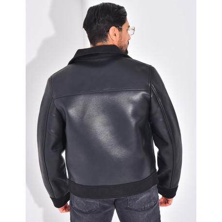 Veste en similicuir aux extrémitées contrastantes