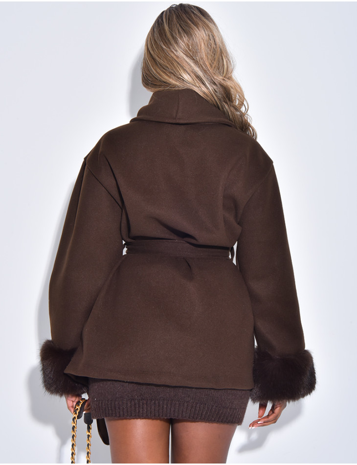Manteau court cache-coeur à fourrure sur les manches