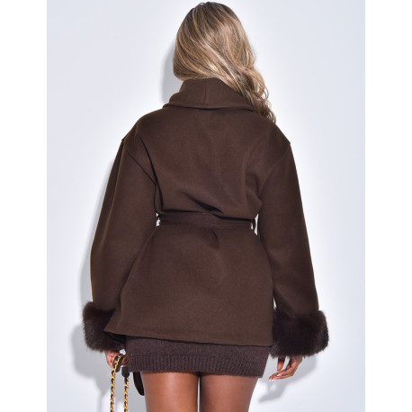 Manteau court cache-coeur à fourrure sur les manches