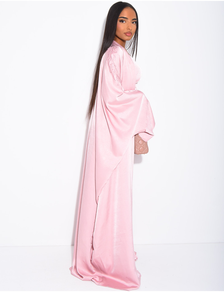 Set aus Kleid und Premium-Kimono mit Strasssteinen an den Ärmeln.