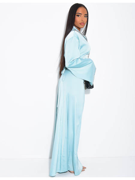 Hochwertige Satin-Abaya mit handgestickten Kristallen und Taillengürtel